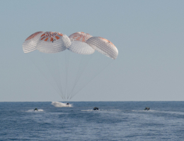 Die NASA-Astronauten Nick Hague, Suni Williams, Butch Wilmore und der Roscosmos-Kosmonaut Aleksandr Gorbunov landen am 18. März 2025 in einem SpaceX Dragon-Raumschiff im Wasser vor der Küste von Tallahassee, Florida. Hague, Gorbunov, Williams und Wilmore sind von einer Langzeit-Wissenschaftsexpedition an Bord der Internationalen Raumstation zurückgekehrt. Bild: NASA/Keegan Barber