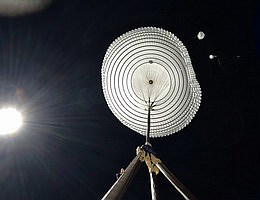Das komplexeste Fallschirmsystem, das jemals auf dem Mars eingesetzt wurde, hat eine ExoMars-Mock-up-Landungsplattform erfolgreich abgebremst und für eine sichere Landung auf der Erde gesorgt. Bild: ESA