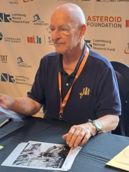 Claude Nicollier während der Autogrammstunde Bild: Kirsten Müller