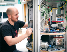 Ömer Akay war für die Durchführung der Experimente im Bremer Fallturm des ZARM zuständig, Copyright: ZARM, Universität Bremen