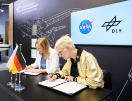 Die amtierende NASA-Administratorin Janet Petro und Anke Kaysser-Pyzalla, Vorsitzende des Vorstands des Deutschen Zentrums für Luft- und Raumfahrt (DLR), unterzeichneten am 16. Juni 2025 eine Vereinbarung zur Fortsetzung ihrer Partnerschaft im Bereich der Weltraummedizinforschung. Im Rahmen dieser Vereinbarung wird das DLR neue Strahlungssensoren an Bord des Raumschiffs Orion während der Artemis-II-Mission der NASA bereitstellen. Artemis II soll spätestens im April 2026 starten und wird der erste Testflug mit Besatzung im Rahmen von Artemis sein. Bild: DLR