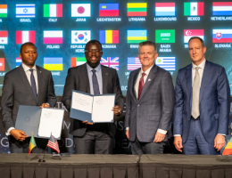 Von links nach rechts: Der senegalesische Botschafter in den Vereinigten Staaten, Abdoul Wahab Haidara, der Generaldirektor der senegalesischen Weltraumagentur (ASES), Maram Kairé, der Stabschef der NASA, Brian Hughes, und der leitende Beamte des Büros für afrikanische Angelegenheiten im Außenministerium, Jonathan Pratt, posieren für ein Foto während der Unterzeichnungszeremonie des Artemis-Abkommens am Donnerstag, dem 24. Juli 2025, im Mary W. Jackson NASA-Hauptquartier in Washington. Senegal ist das 56. Land, das die Artemis-Abkommen unterzeichnet hat, die eine Reihe praktischer Grundsätze für die Zusammenarbeit bei der Weltraumforschung zwischen den am Artemis-Programm der NASA beteiligten Nationen festlegen. Bild: NASA/Keegan Barber