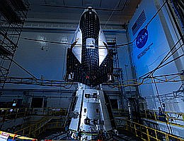 Bild Copyright NASA: Der Raumgleiter Dream Chaser von Sierra Space ist auf seinem Frachtmodul Shooting Star auf dem Vibrationstisch in der Armstrong Test Facility der NASA in Sandusky, Ohio, zu sehen, wo es Tests unterzogen wird, um die Bedingungen beim Start und Wiedereintritt zu simulieren.