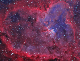 Der Herznebel (auch bekannt als IC1805) ist ein riesiger Nebelbereich, der etwa 7500 Lichtjahre entfernt im Sternbild Kassiopeia liegt. Der offene Sternhaufen in der Mitte des Herzens wird Melotte 15 genannt, und der helle Fleck des Nebels unten rechts ist auch als NGC 896 bekannt. Bild: Don J. McCrady