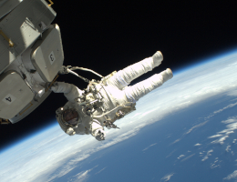 View From Above - Terry Virts während eines Weltraumspaziergangs Bild: Terry Virts