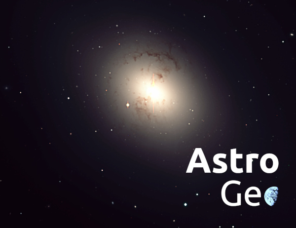 Eine rötlich leuchtende, ovale Galaxie vor einem schwarzen Hintergrund mit wenigen Sternen.