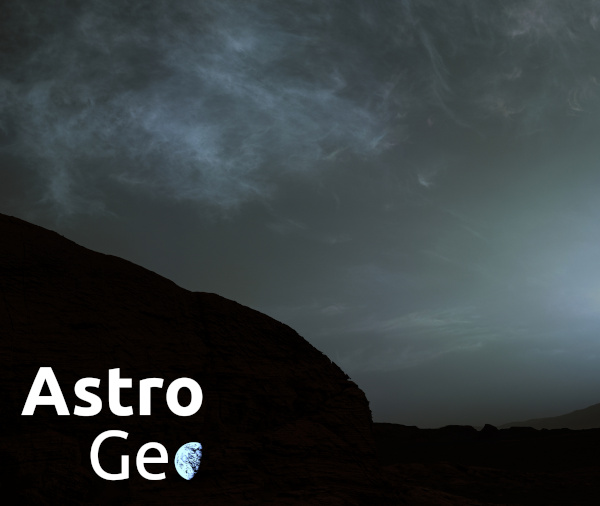 Düstere Landschaft: Ein Bergrücken, der dunkel, aber leicht rötlich erscheint, darüber ein grauer Himmel mit diffusen Wolkenformationen.