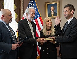 Der US-Bezirksrichter Timothy Kelly (links) vereidigt Jared Isaacman (rechts) als 15. Administrator der NASA, während Isaacmans Eltern Donald und Sandra Marie am 18. Dezember 2025 im Eisenhower Executive Office Building in Washington dabei sind. Bildnachweis: NASA/Bill Ingalls