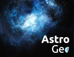 Eine Art bläuliche Wolke mit zahlreichen hell leuchtenden Sternen.