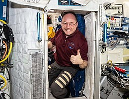 Der NASA-Astronaut Mike Fincke posiert für ein Porträt in seiner Crew-Unterkunft an Bord des Harmony-Moduls der Internationalen Raumstation. Credit: NASA