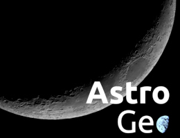 Sehr scharfes Foto, man erkennt angerissen dunklere Maare und hellere Hochländer. Die Sichel ist schmal.