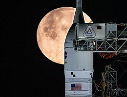 Der Vollmond scheint in den frühen Morgenstunden des 1. Februar 2026 über dem SLS (Space Launch System) der NASA und dem Raumschiff Orion auf der mobilen Startrampe. Die Rakete befindet sich derzeit auf der Startrampe 39B im Kennedy Space Center der NASA in Florida, wo die Teams den Start- und Betankungstest durchführten, um den Zeitplan und die Abläufe für den Start von Artemis II zu üben. Bild: NASA/Sam Lott
