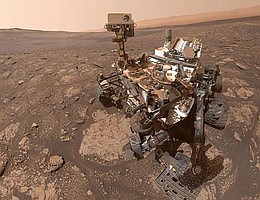 Der Marsrover „Curiosity“ der NASA hat dieses Selfie am 25. Oktober 2020 aufgenommen, nachdem er an einer Stelle mit dem Spitznamen „Mary Anning“ eine Gesteinsprobe entnommen hatte. Nach jahrelangen eingehenden Analysen hat die Probe die größte Vielfalt an organischen Molekülen offenbart, die jemals auf dem Mars gefunden wurde. Credit: NASA/JPL-Caltech/MSSS