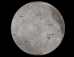 Kurz nach 20 Uhr beschrieb die Besatzung zwei kleine, noch unbenannte Krater auf der stark zerklüfteten Mondoberfläche. In einer Funkmeldung an die Erde schlugen sie vorläufige Namen für diese Krater vor. Unmittelbar nordwestlich des oben hervorgehobenen Orientale-Beckens befindet sich ein Krater, den sie nach ihrem Raumschiff und dieser historischen Mission „Integrity“ nennen möchten. Unmittelbar nordöstlich des Integrity-Kraters, an der Grenze zwischen der Vorder- und Rückseite des Mondes und manchmal von der Erde aus sichtbar, schlug die Besatzung vor, einen unbenannten Krater zu Ehren von Reid Weisman’s verstorbener Frau, Carroll Taylor Wiseman, die am 17. Mai 2020 verstorben ist, „Carroll“ zu nennen. Nach Abschluss dieser Mission werden die Vorschläge für die Kraternamen offiziell bei der Internationalen Astronomischen Union eingereicht, einer Organisation, die die Benennung von Himmelskörpern und deren Oberflächenmerkmalen regelt. Bildnachweis: NASA