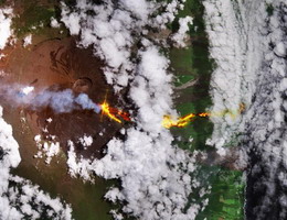 Lavastrom an der Westflanke von Réunion Credit: contains modified Copernicus Sentinel data (2026), processed by ESA; Licence: CC BY-SA 3.0 IGO or ESA Standard Licence