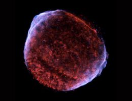 Falschfarbenaufnahme von Chandra des Supernova-Überrests SN 1006 im Röntgenlicht: Blau zeigt hochenergetische Teilchen, Rot und Grün mehrere Millionen Grad heißes Gas, das bei der Explosion des Sterns entstand. Credit: NASA/CXC/Rutgers/J.Hughes et al.