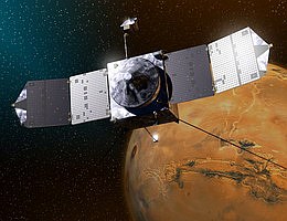 Künstlerische Darstellung der NASA-Raumsonde MAVEN am Mars. Die Sonde trat 2014 in die Umlaufbahn des Planeten ein und hat über elf Jahre lang die obere Marsatmosphäre, die Ionosphäre sowie die Wechselwirkungen mit der Sonne und dem Sonnenwind beobachtet, um den Verlust der Atmosphäre des Roten Planeten ins All zu erforschen. Bildquelle: NASA/Goddard/University of Colorado/Laboratory for Atmospheric and Space Physics