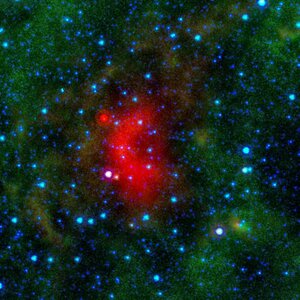 Kosmische Bugwellen: Diese Aufnahme des NASA-Spitzer-Weltraumteleskops zeigt sogenannte Bow Shocks, die entstehen, wenn massereiche Sterne mit hoher Geschwindigkeit durch das All rasen. Dabei schieben sie Materie vor sich her und erzeugen heiße, im Infrarotlicht leuchtende Staub- und Gasstrukturen. Rot zeigt das Infrarotlicht, Grün den Staub und Blau die Sterne. Die verantwortlichen Sterne haben etwa 8 bis 30 Sonnenmassen. Bild: Stuart Rankin