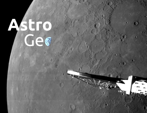 Selfie der Raumsonde mit Merkur: Der Planet Merkur ist fast komplett grau, mit vielen Kratern und glatten runden Ebenen. Im Vordergrund ein Ausleger einer Raumsonde.