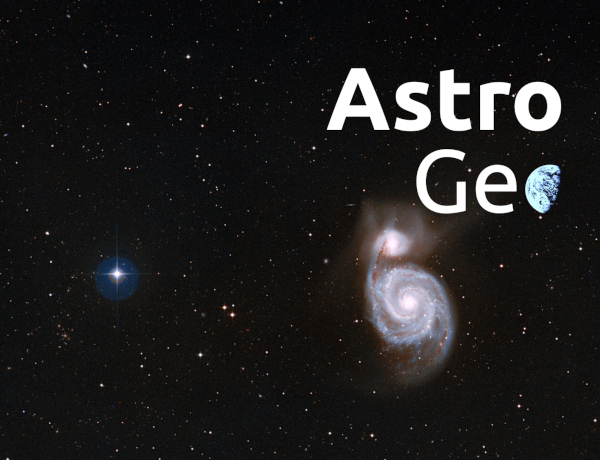 Die Aufnahme zeigt die Whirlpool-Galaxie M51 mit einem hellen Zentrum und Spiralarmen. Ein großer Teil des Bildes ist sternenübersäht.
